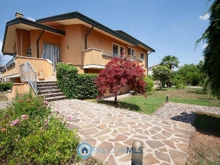 zoom immagine (Casa singola 280 mq, soggiorno, 4 camere, zona Pozzonovo)