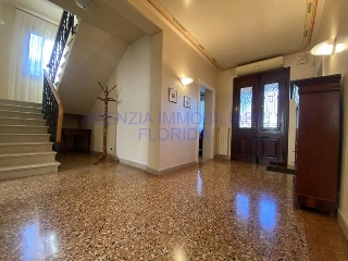 zoom immagine (Villa 330 mq, soggiorno, 4 camere)