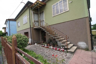 zoom immagine (Casa singola 223 mq, soggiorno, più di 3 camere, zona Chiesanuova)