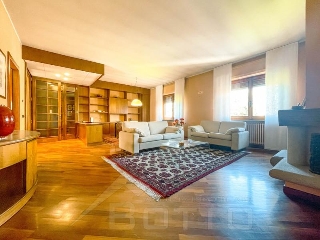 zoom immagine (Casa singola 370 mq, soggiorno, 3 camere, zona Borgomanero)
