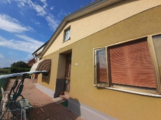 zoom immagine (Casa singola 200 mq, soggiorno, più di 3 camere, zona Frassine)